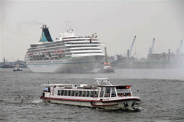 "Artania" in Hamburg